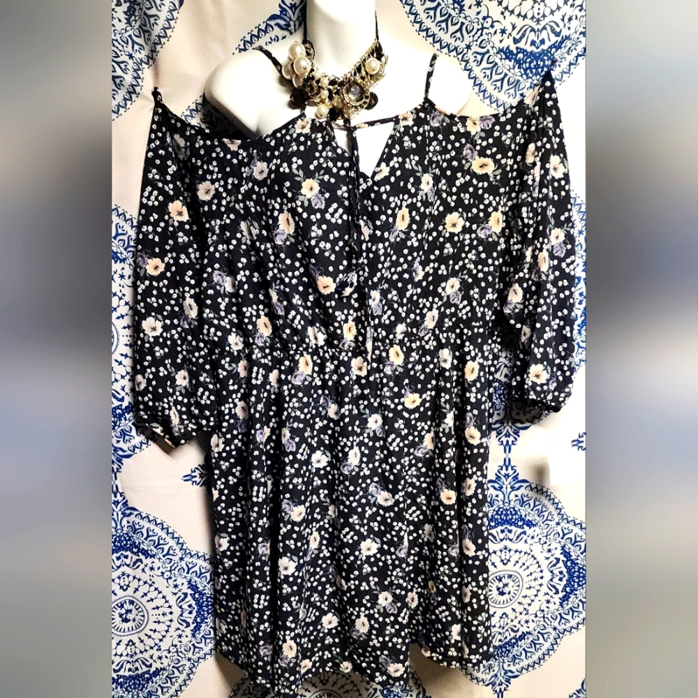 Black floral cold shoulder dress. Sz 4x. New. True to size - Picture 1 of 3